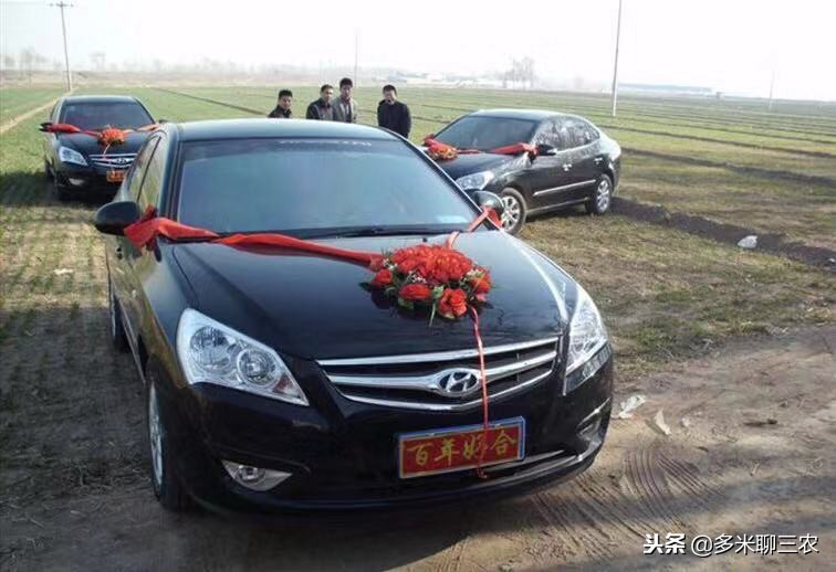 迎亲队伍遇到下葬队伍,农村的结婚迎亲车队