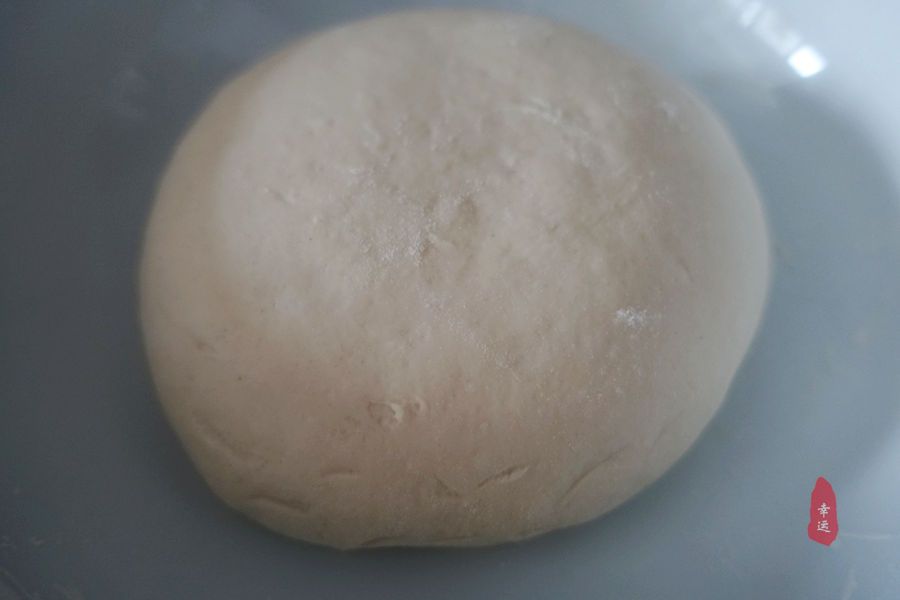 懒笼比包子、饺子都省事,盘在笼屉中,蒸熟后切开,家人分着吃