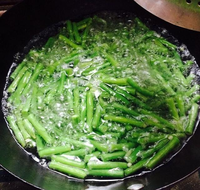 豆角炒菜不熟怎么处理,豆角炒不熟但又不想扔该怎么做