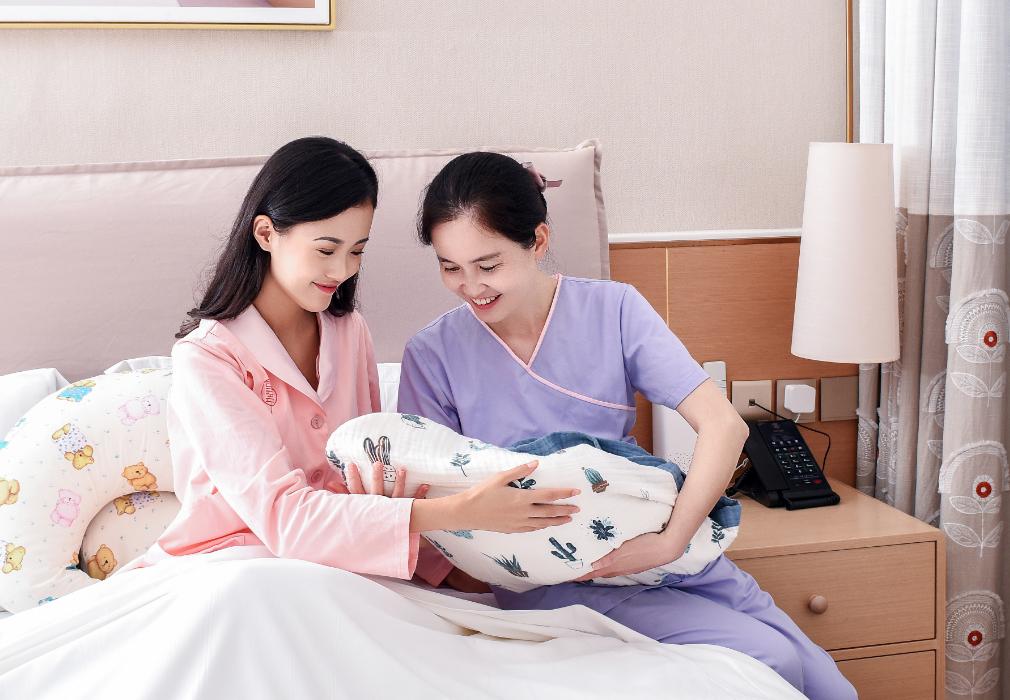 婴儿呛奶妈妈急救,育婴师被呛奶讲解视频