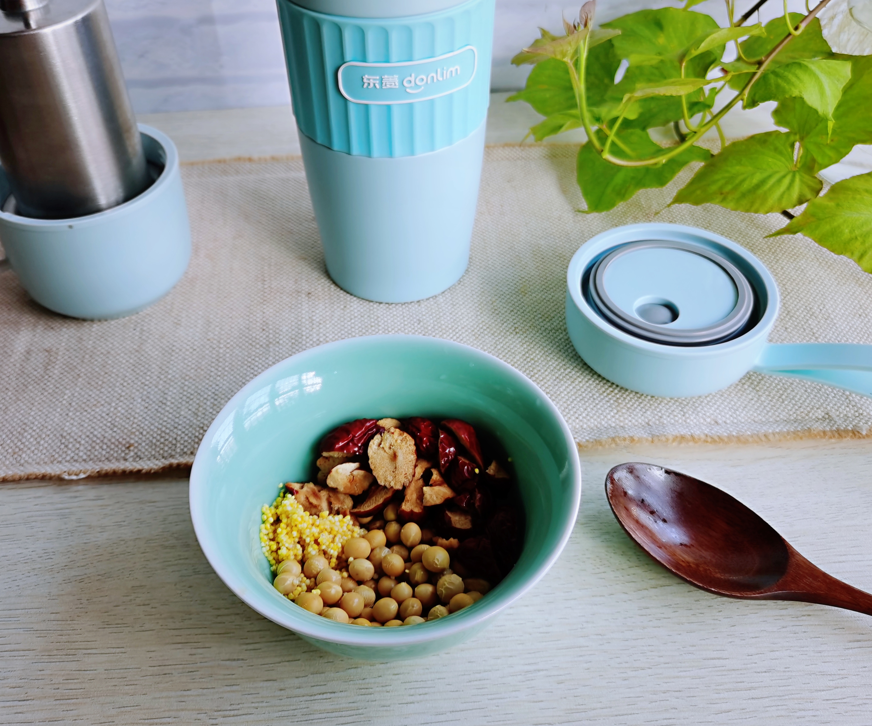 这个网红全能小杯一键搞定红枣豆米糊，开盖即饮，一杯元气满满