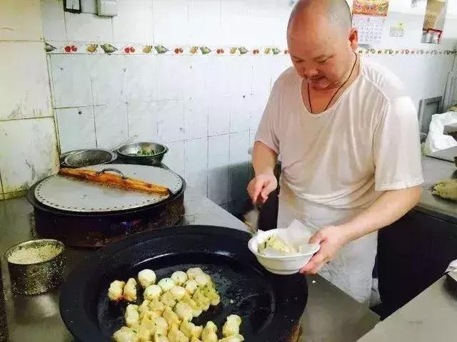 一口下去，满口留香，这便是生煎的魅力！好吃到舔屏！