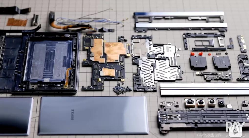 把小米铁蛋爆改成钢铁加鲁鲁的大佬,还曾把手机改造成北京城