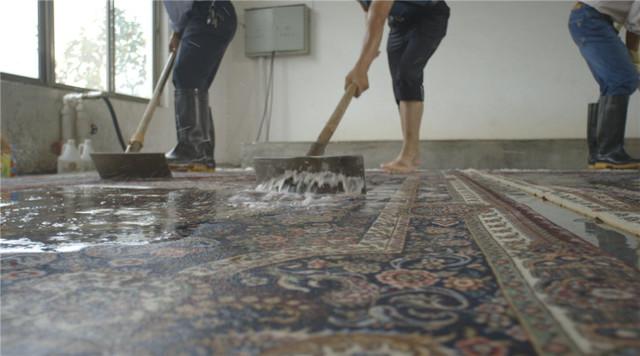 编织一块一块的拼接地毯视频,十分钟教你编织圆形地毯