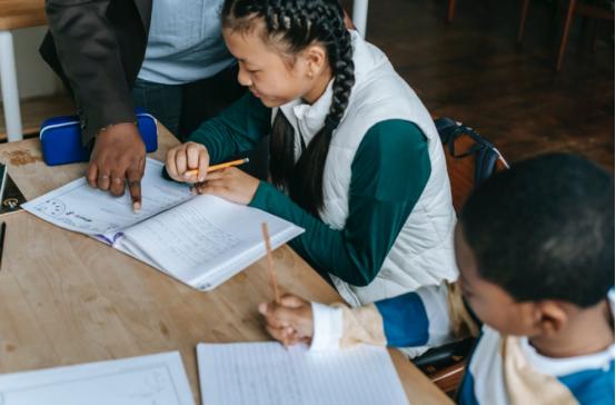 语数外三科成绩谁更重要？差生靠语文，学霸都靠数学“撑腰”