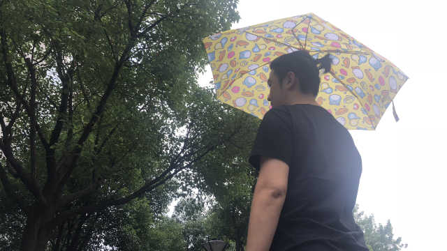 来自太阳的暴击：银屑病男子接受日光洗礼，惨遭病情恶化