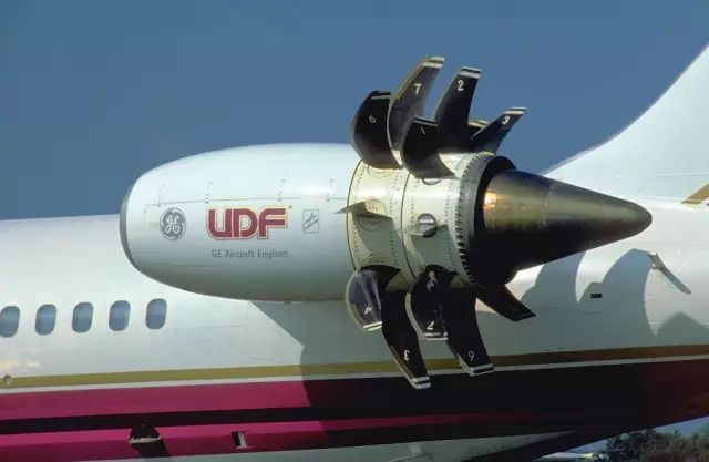 飞机飞行原理100字,三旋翼飞机的飞行原理