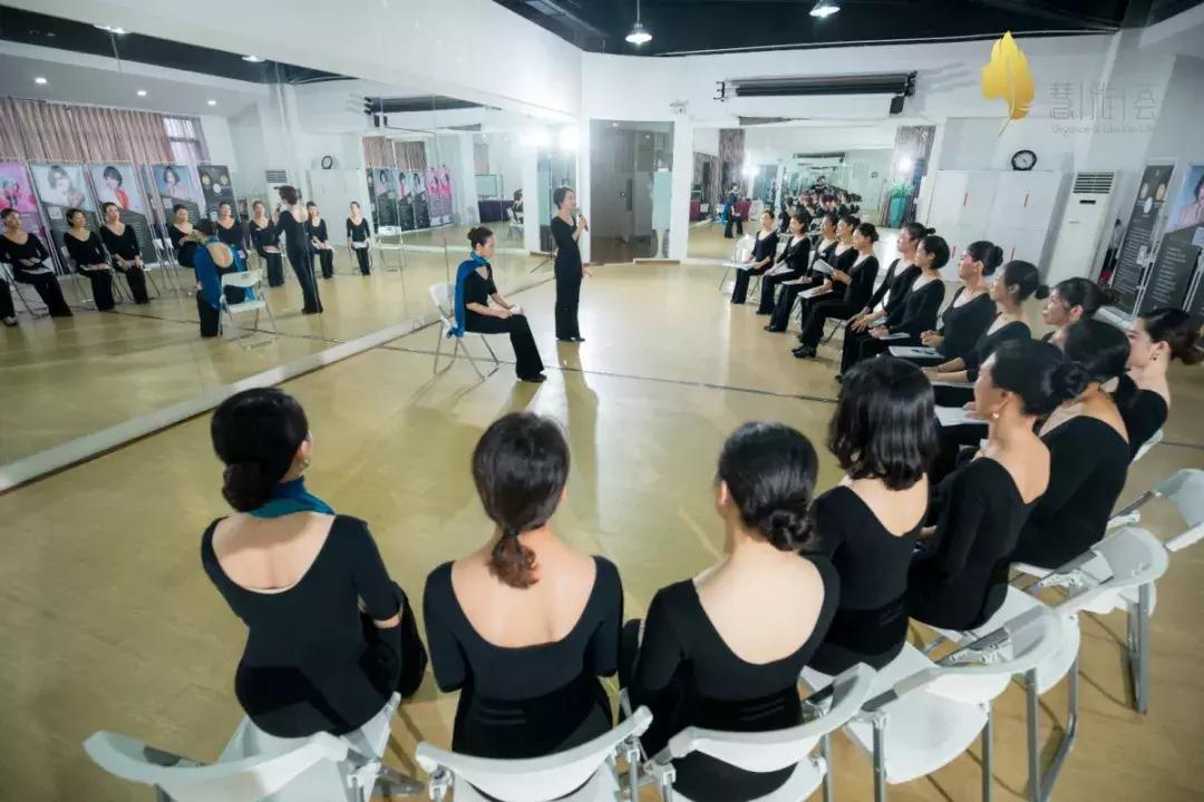 女性气质礼仪培训班,优雅仪态培训报名