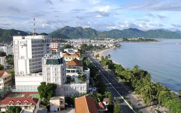 那个标语“不卖东西给中国人”的地方,终于凉了