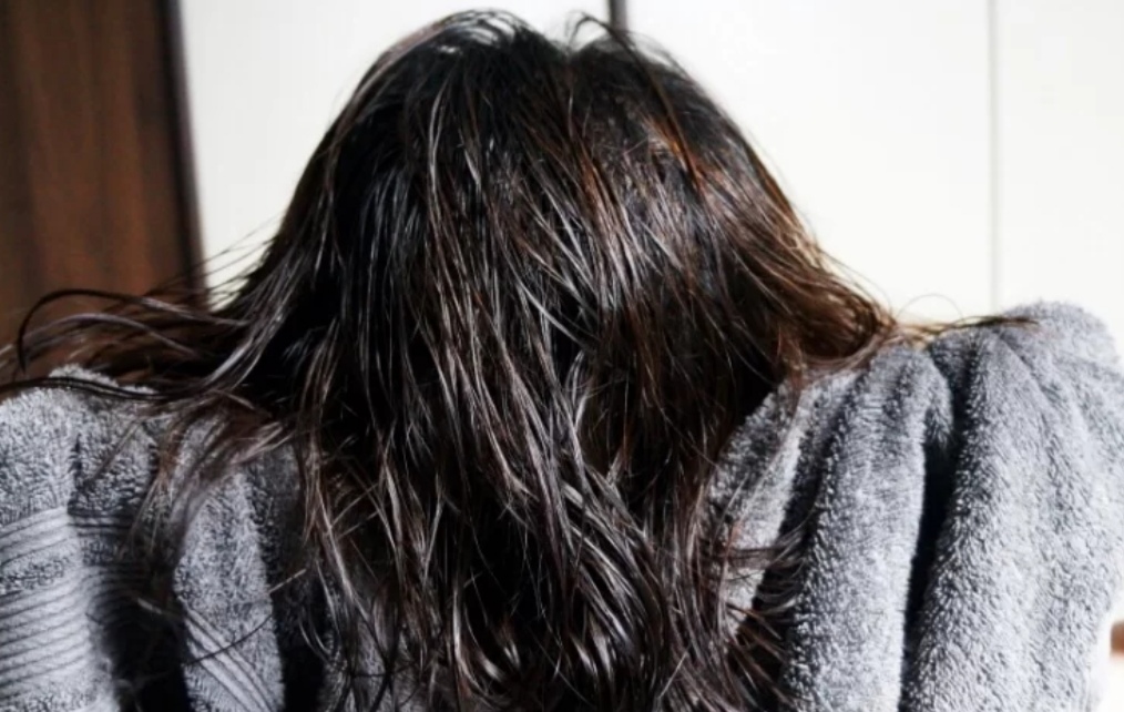 发廊如何快速吹干女长发入门教程,快速吹干女生长头发的实用技巧