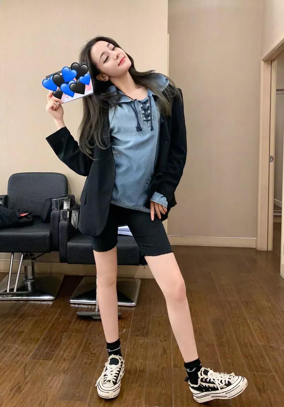 热巴当众撕衣服热舞,谁受得了