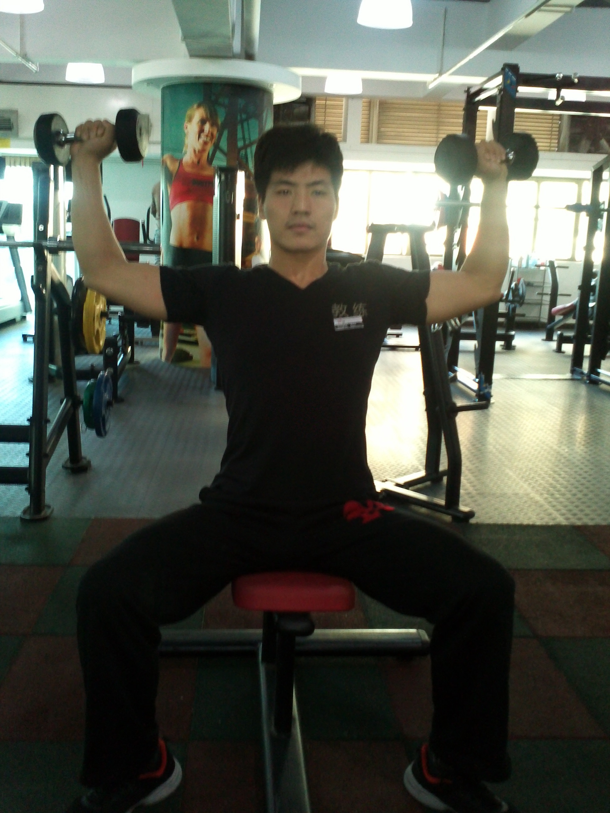 健身房抗阻力训练减脂动作讲解,健身房男人暴汗减脂训练教程