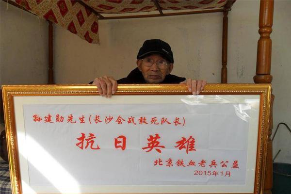 9旬老人跳河救人,九旬老人凌晨落水