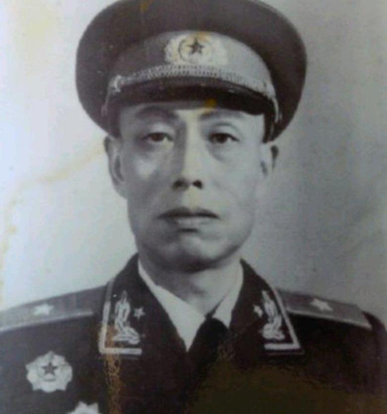 开国军人拜访老战友,司令员看望老兵敬礼视频