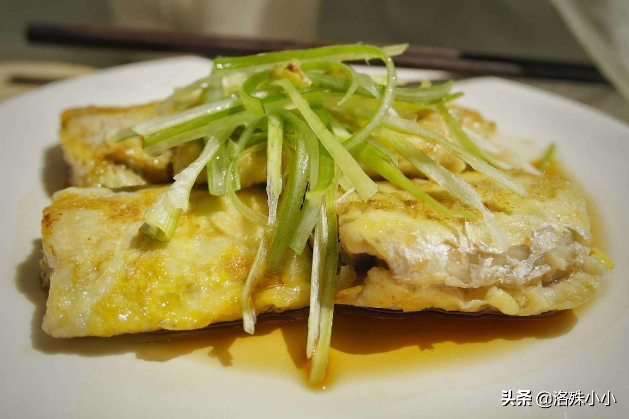 煎蒸带鱼口感细腻，味道鲜，蒸前除腥这一步是重点！