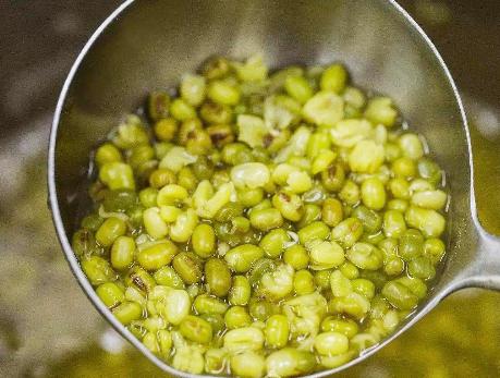 煮绿豆汤怎样不会溢锅,煮绿豆汤用铁锅怎么能不红