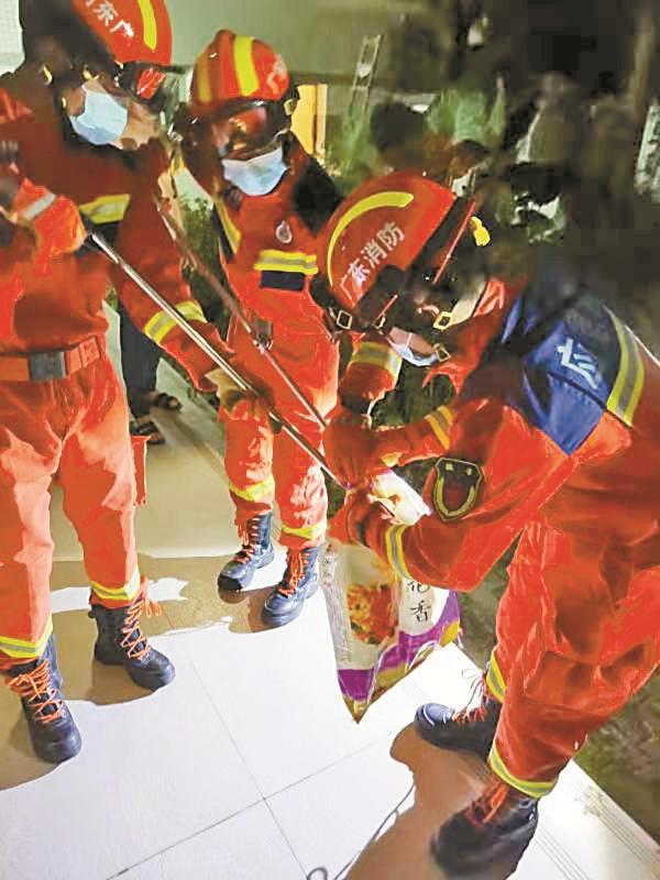 巨型眼镜王蛇闯进民宅它有多危险,眼镜王蛇闯进工地