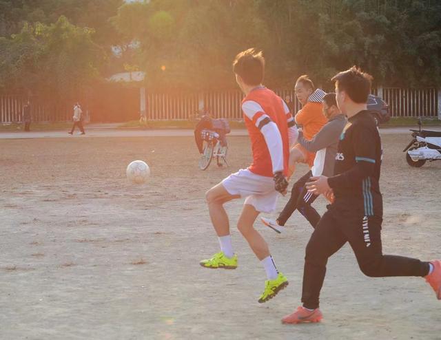 每一个努力打球的人都值得被尊重,每一个认真踢球的人都值得尊敬