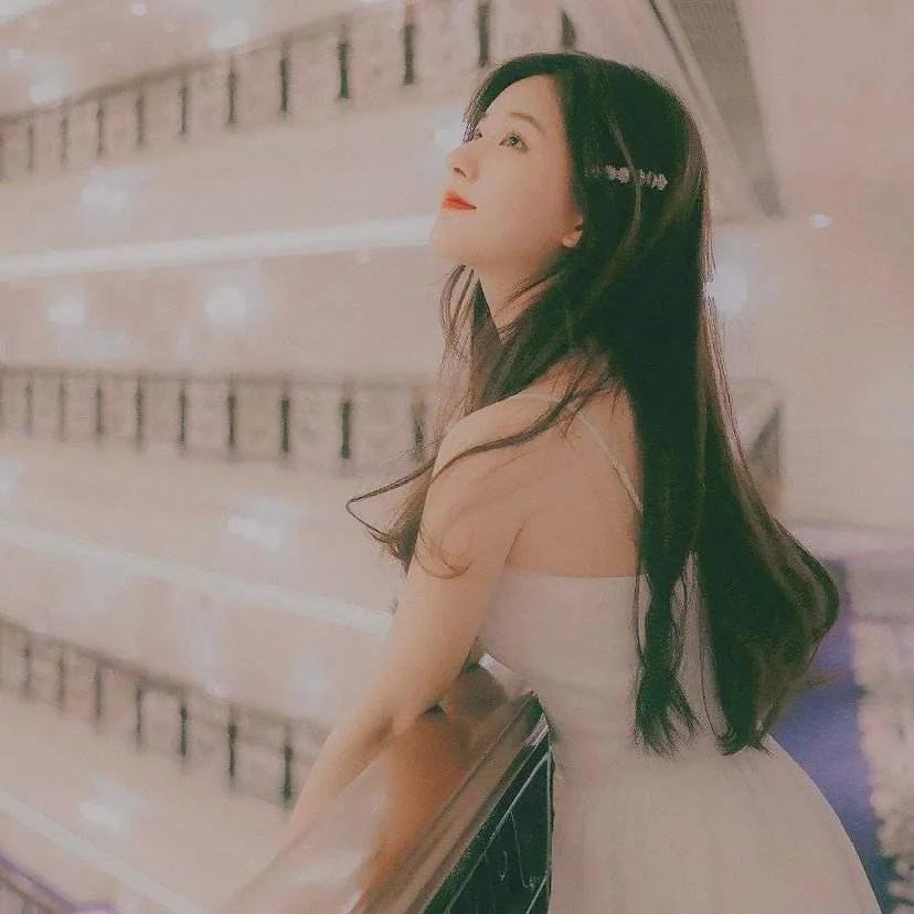 赵露思迪丽热巴闺蜜头像,一半是鞠婧祎一半是赵露思头像