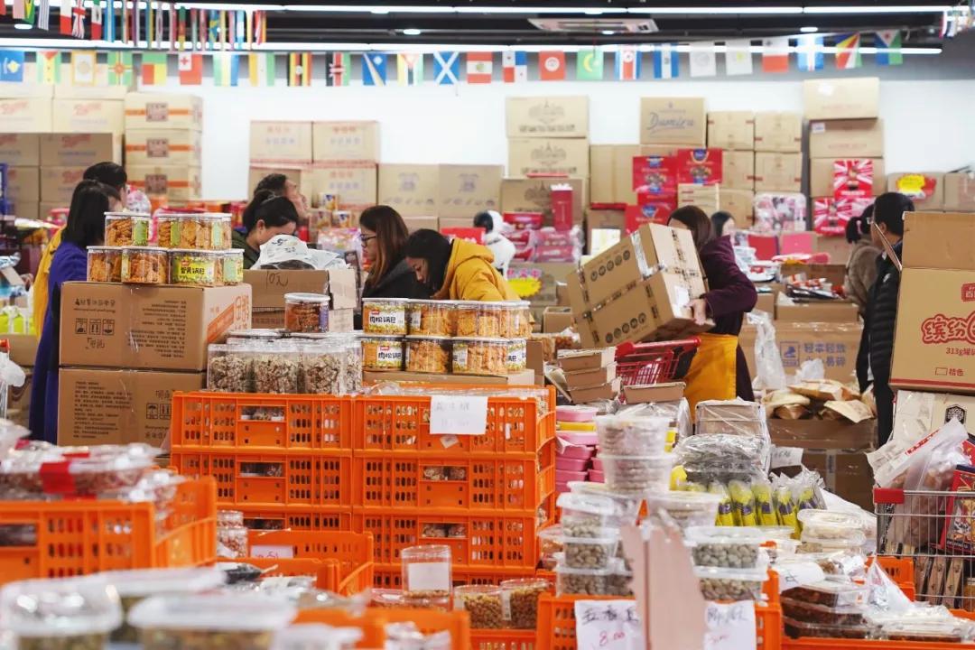 直端零食店“老巢”！好逛到两只手都拿不下