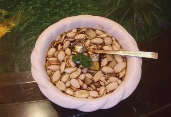 土蜂蜜加白萝卜有什么功效,萝卜煮蜂蜜的功效与作用是什么