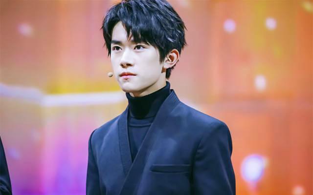 易烊千玺一个人的精彩视频,易烊千玺一个人综艺节目