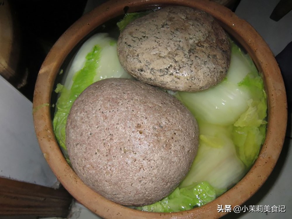 腌酸菜上面一层白膜怎么办,腌酸菜怎么会有一层黑膜
