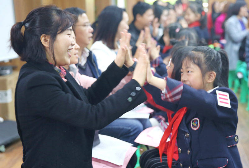 家长大赞！重庆新村教育集团“家长开放日”体验智能互动创新课堂