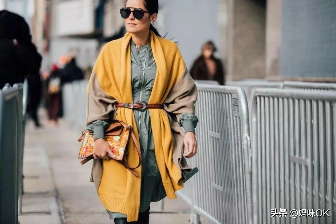 几种很火的围巾的新系法,比较短的围巾系大法