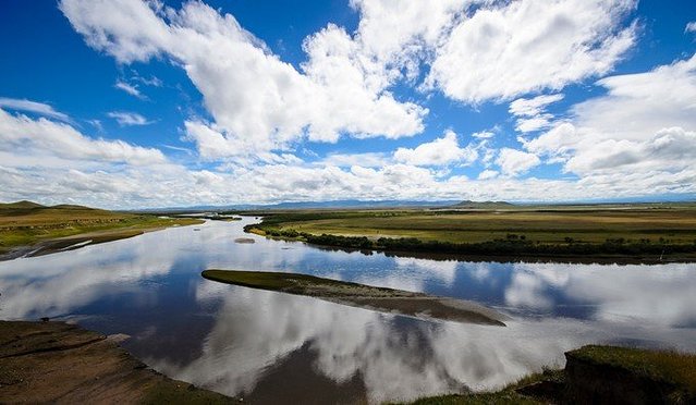 暂离城市的喧嚣，来拥抱若尔盖大草原，湖在天上，天在湖中