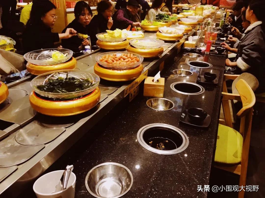 凌晨三点就开始摆摊,大部分人的晚上还在摆摊