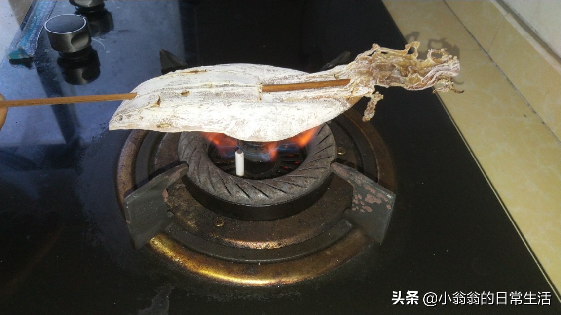 鱿鱼干要怎样泡吃起来爽口,鱿鱼干怎么吃比较好吃