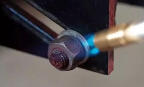 车牌号螺丝生锈了拧不下来怎么办,生锈的螺丝拧不动用什么方法解决