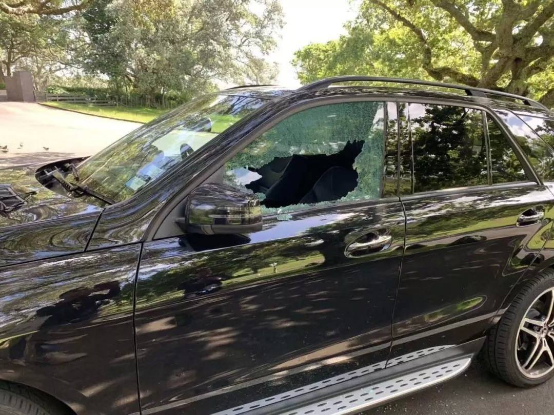 车玻璃被砸保险怎么处理,车玻璃被砸怎么安慰