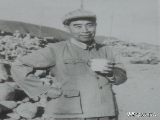 修建十三陵水库时，周恩来参加义务劳动：我作为总理就该多拉几车