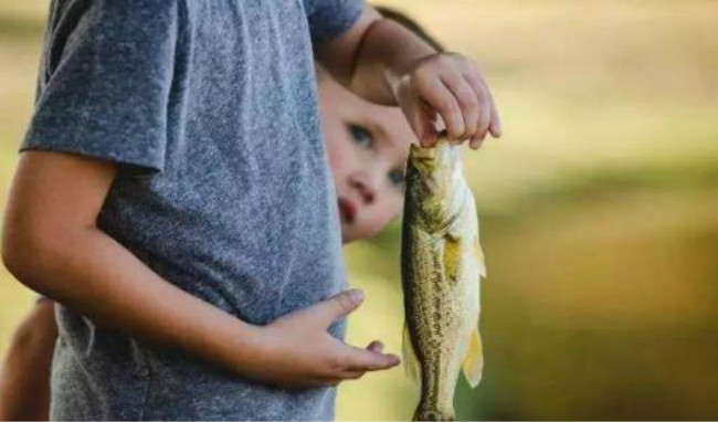土耳其少女古灵精怪利用牛奶瓶巧拍飞机飞行画面，来学下拍照