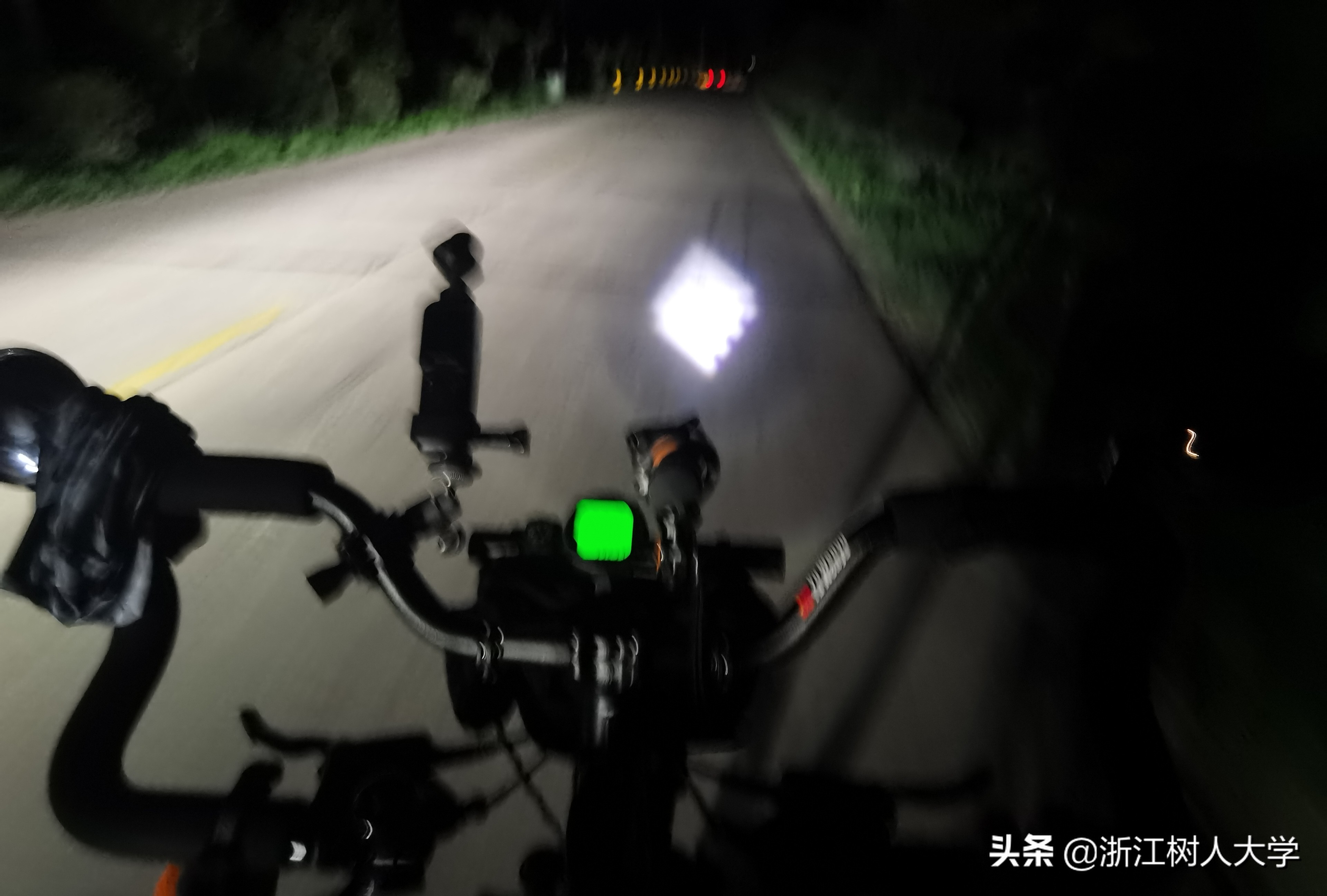 千里单骑追红旅,救灾我先行,我校生环学院这个男生有点酷