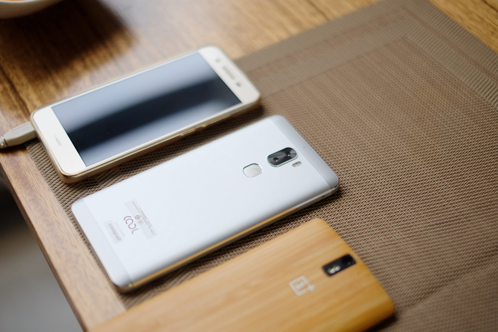 大学生没钱买新手机,大学生换个新手机多少钱合适