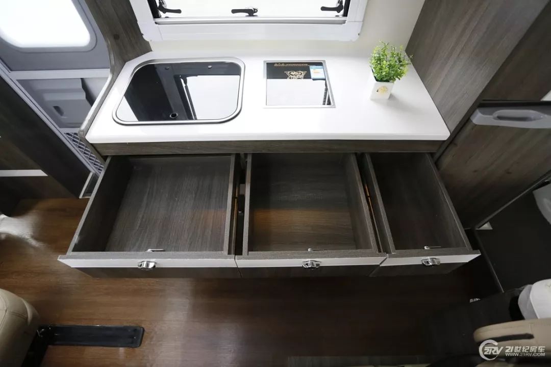 房车大全20-30万的小型c型房车,飞翔房车入门级b型房车价格