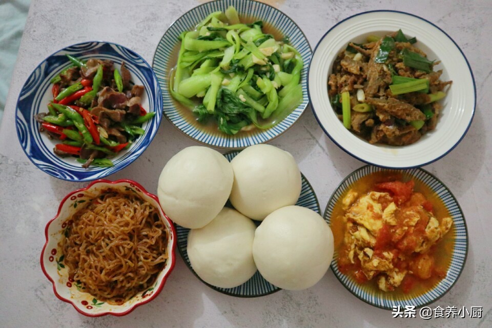 堂弟来吃饭，晚餐我做了五菜一汤，网友说：就吃这？你也太抠了吧