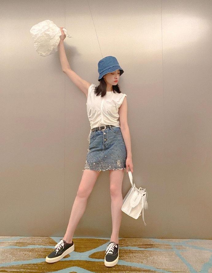 穿裙子要搭配什么鞋子才好看呢,红色上衣黑色裙子配什么鞋子好看