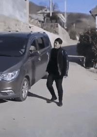 搞笑GIF动图：这色迷迷的小眼神我看着有点害怕！