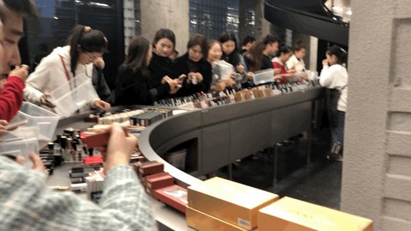 排队1小时逛HARMAY話梅后，顾客给了差评