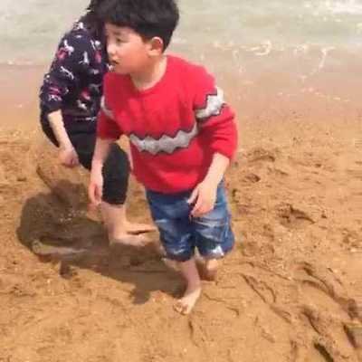 孩子总是习惯光脚下地怎么办,不要再让你的孩子光脚走路了