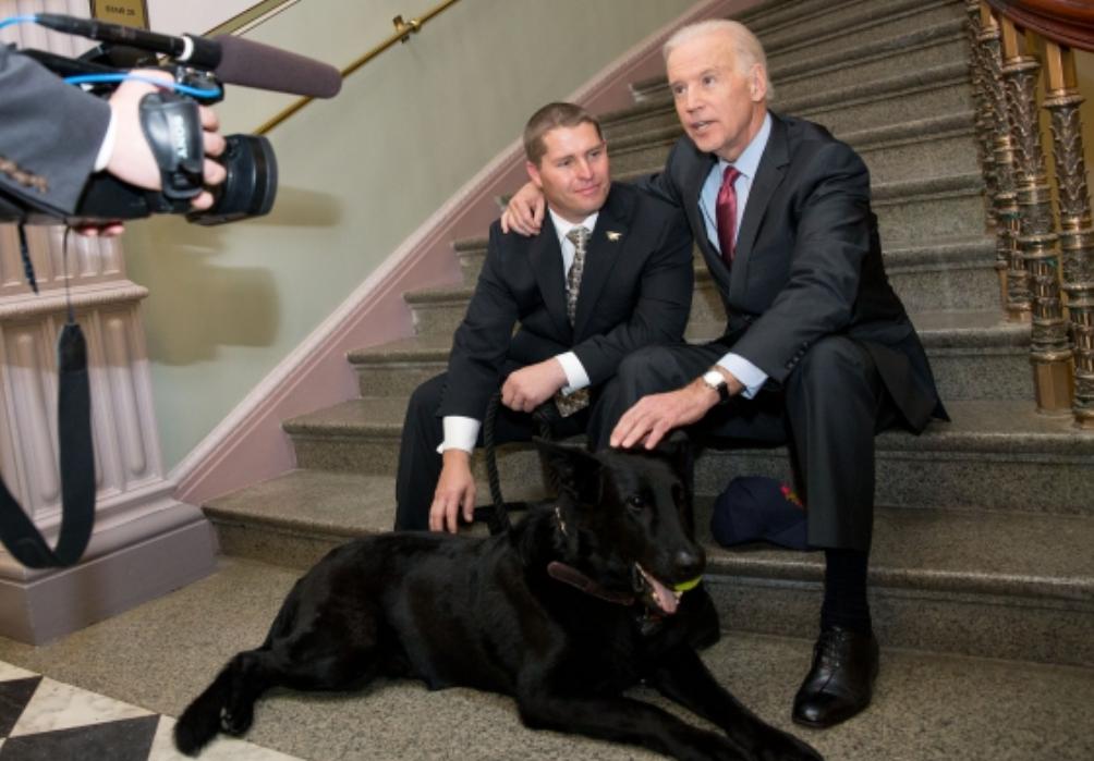 拜登滑倒受伤的视频,拜登三次摔倒的原因