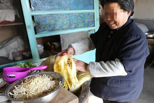 自己舍不得吃舍不得穿，却对子女毫无保留：“抠门”的婆婆是个宝