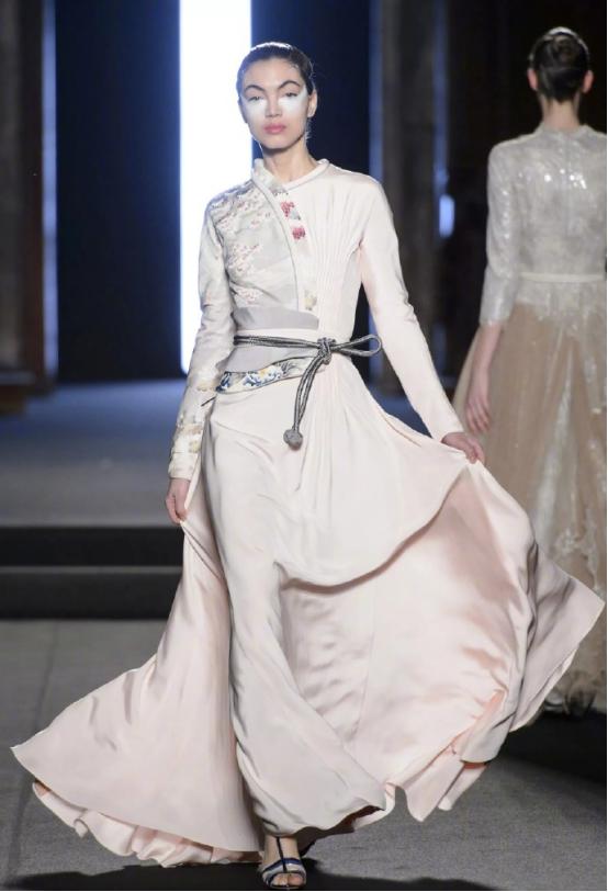 聪明的女人这样穿搭更时尚,聪明女人怎么穿衣