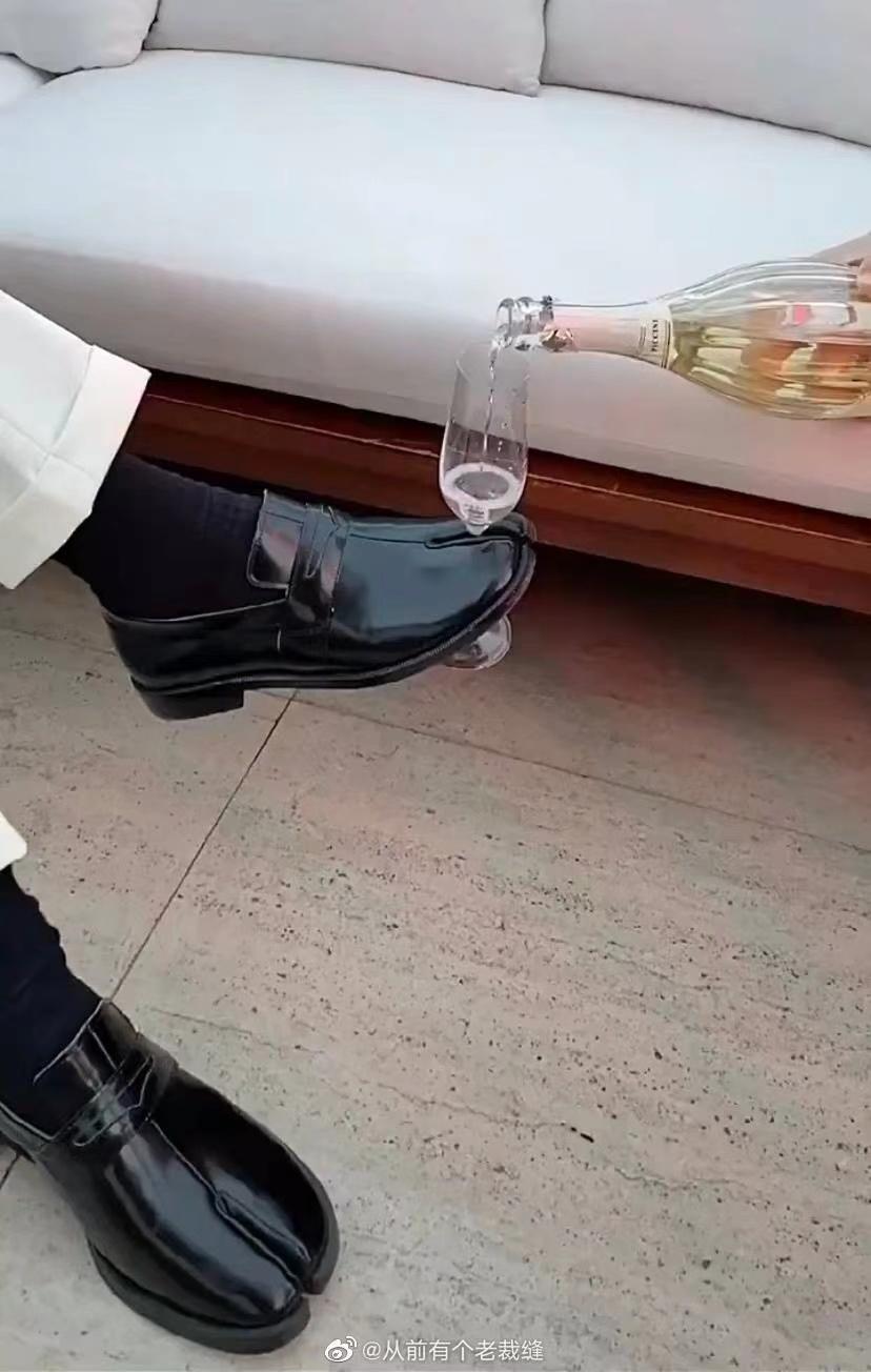 花5000块钱买个猪蹄子鞋穿,我已经跟不上潮流了…