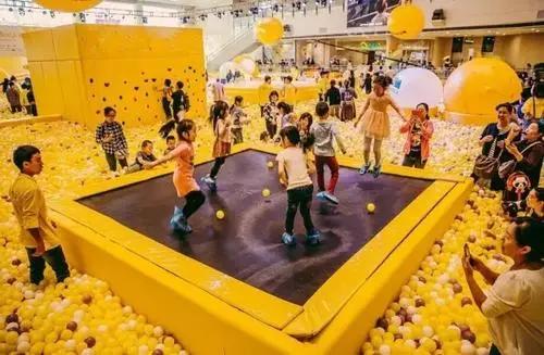 7岁小孩玩蹦床摔成错位,如何安全给小孩玩蹦床不伤膝盖