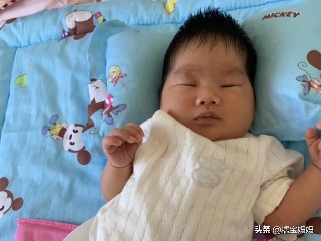 宝宝头型睡扁会不聪明吗,宝宝头型睡得好丑